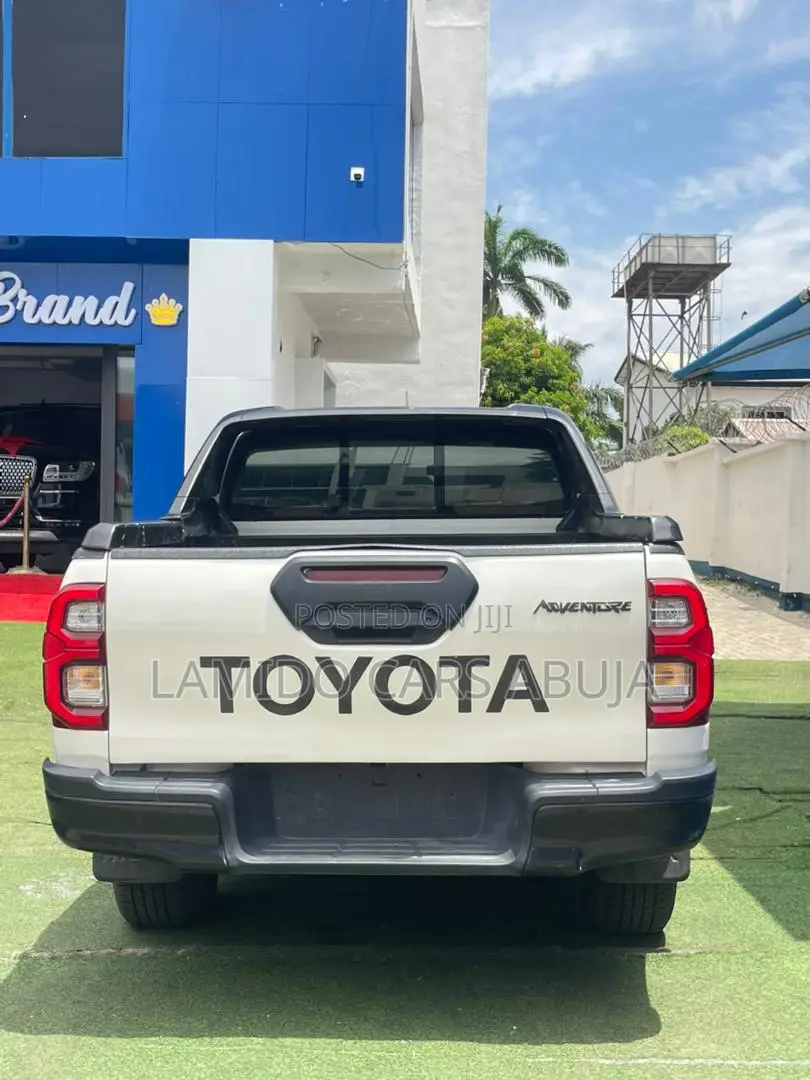 Toyota Hilux 2021 White