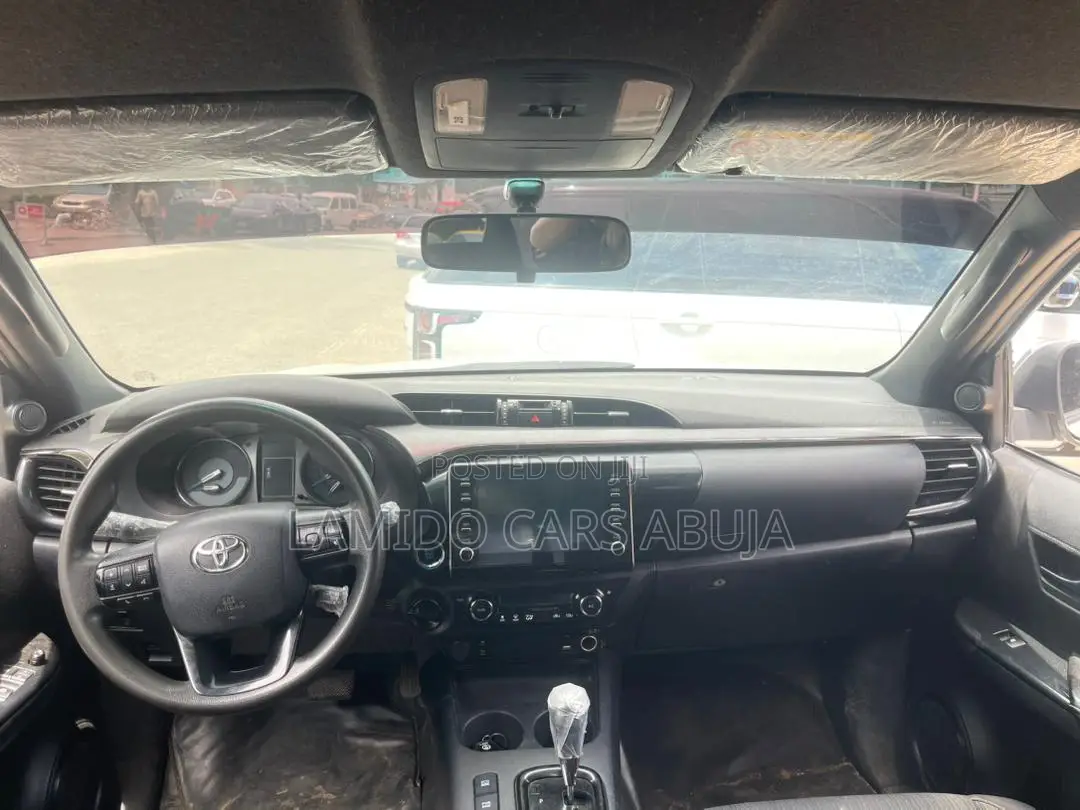 Toyota Hilux 2021 White