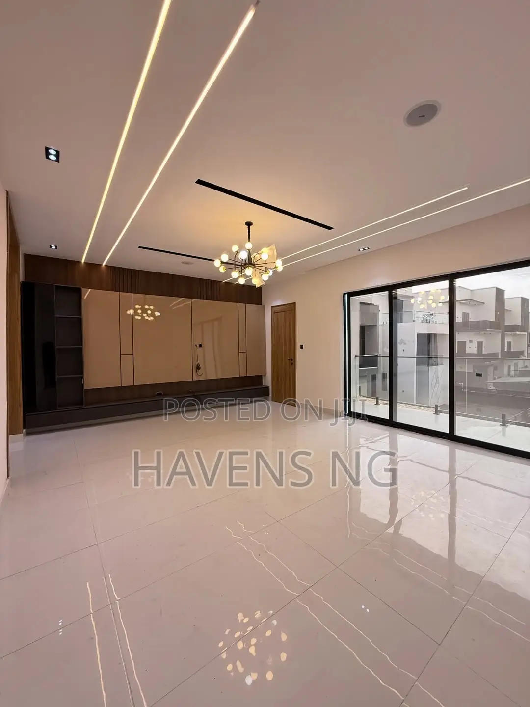 5bdrm House in Ikota for sale