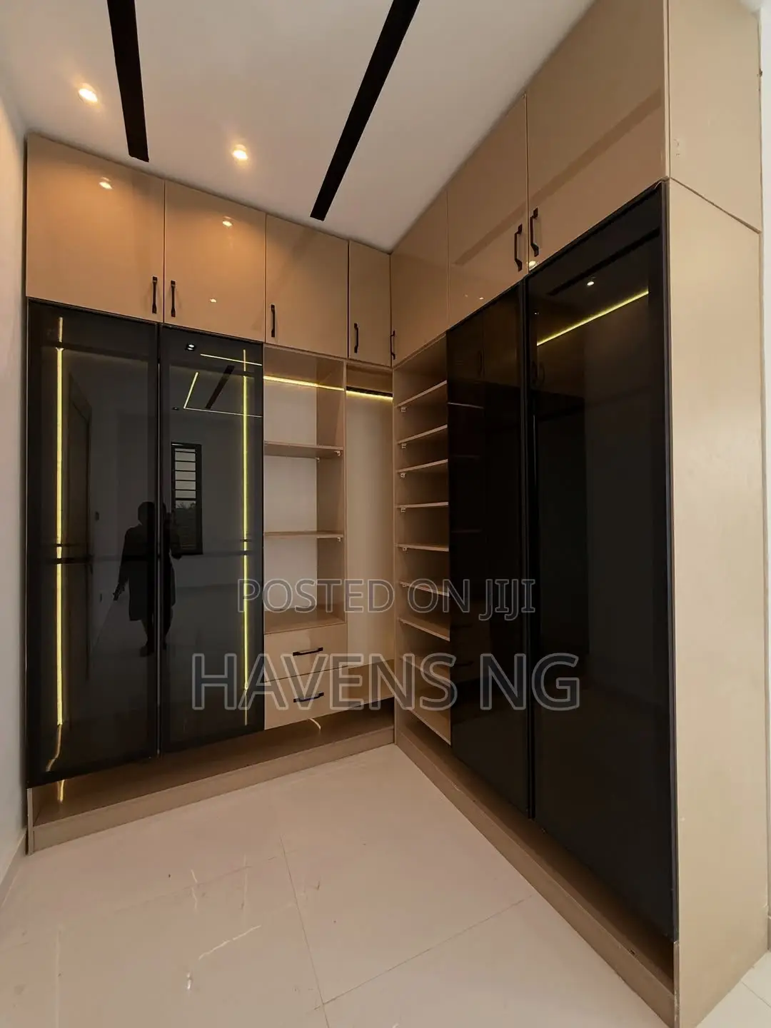 5bdrm House in Ikota for sale