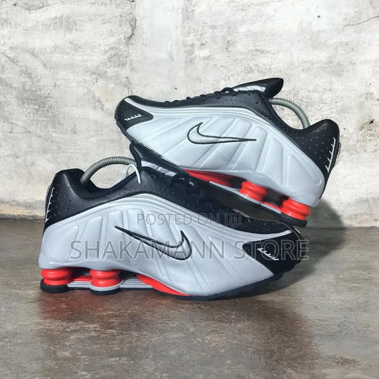 Original Quality Nike Shox R4 Luxury Sneakers in 2 Colorways
