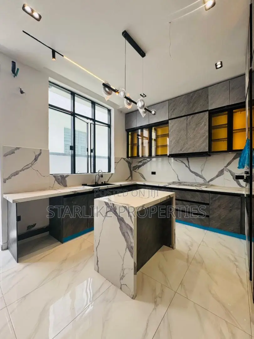 5bdrm Duplex in Chevron for sale