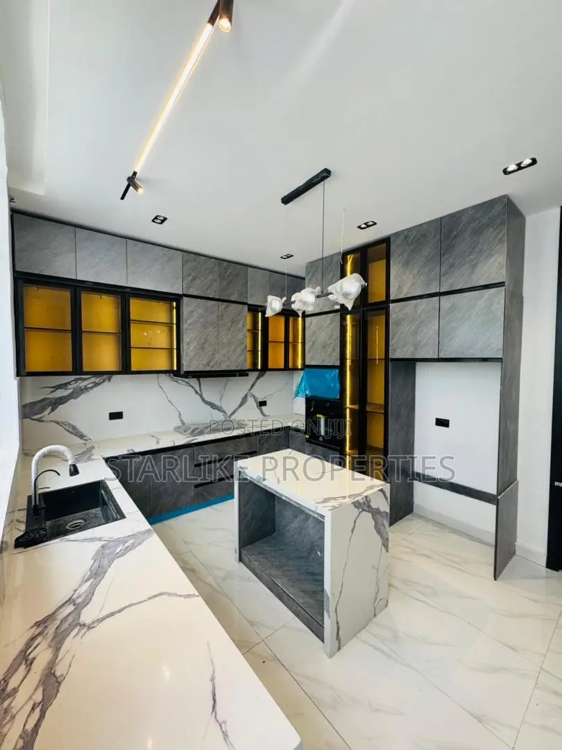 5bdrm Duplex in Chevron for sale