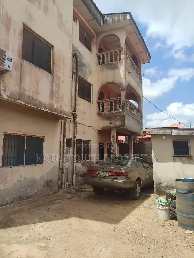 3bdrm Block of Flats in Kofoworola Attah St, for sale