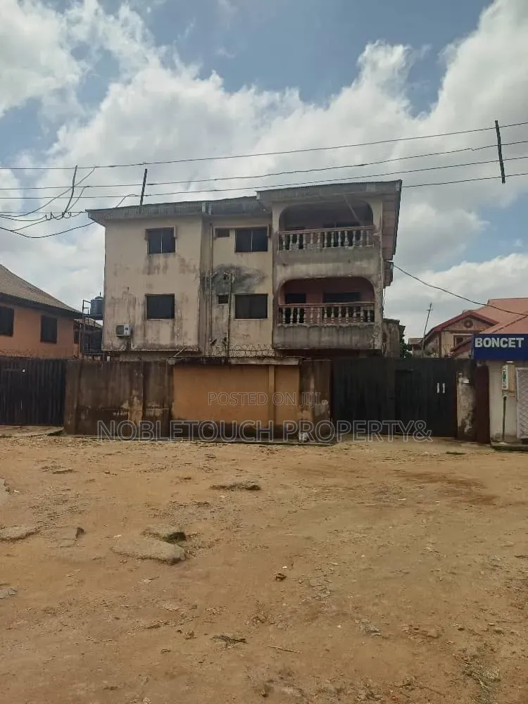 3bdrm Block of Flats in Kofoworola Attah St, for sale