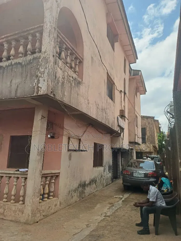 3bdrm Block of Flats in Kofoworola Attah St, for sale