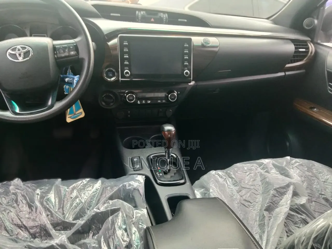 Toyota Hilux 2021 White