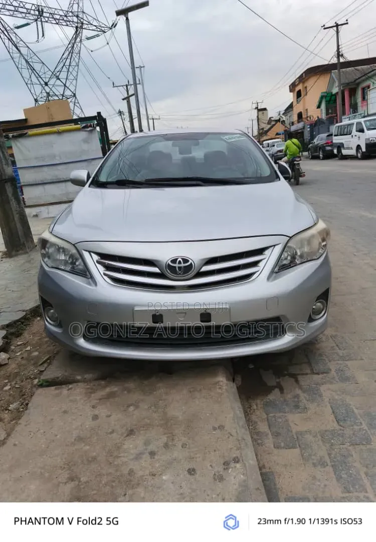 Toyota Corolla LE 4dr Sedan (1.8L 4cyl 4A) 2013 Silver