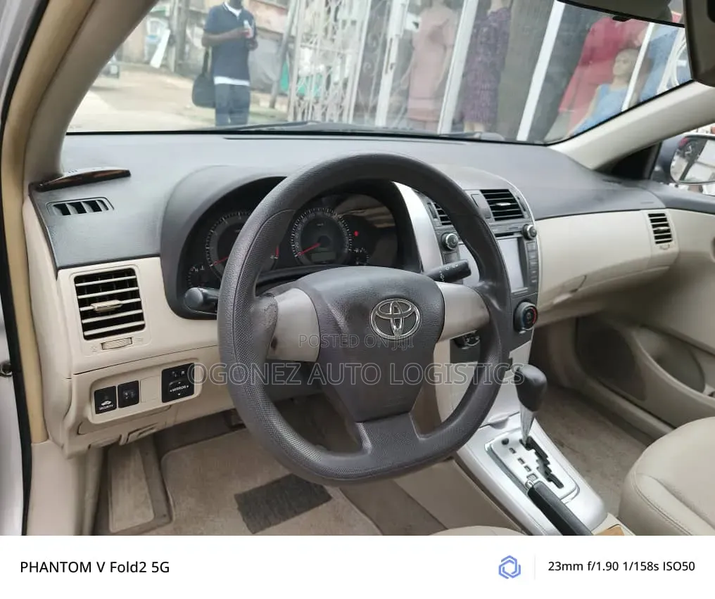 Toyota Corolla LE 4dr Sedan (1.8L 4cyl 4A) 2013 Silver
