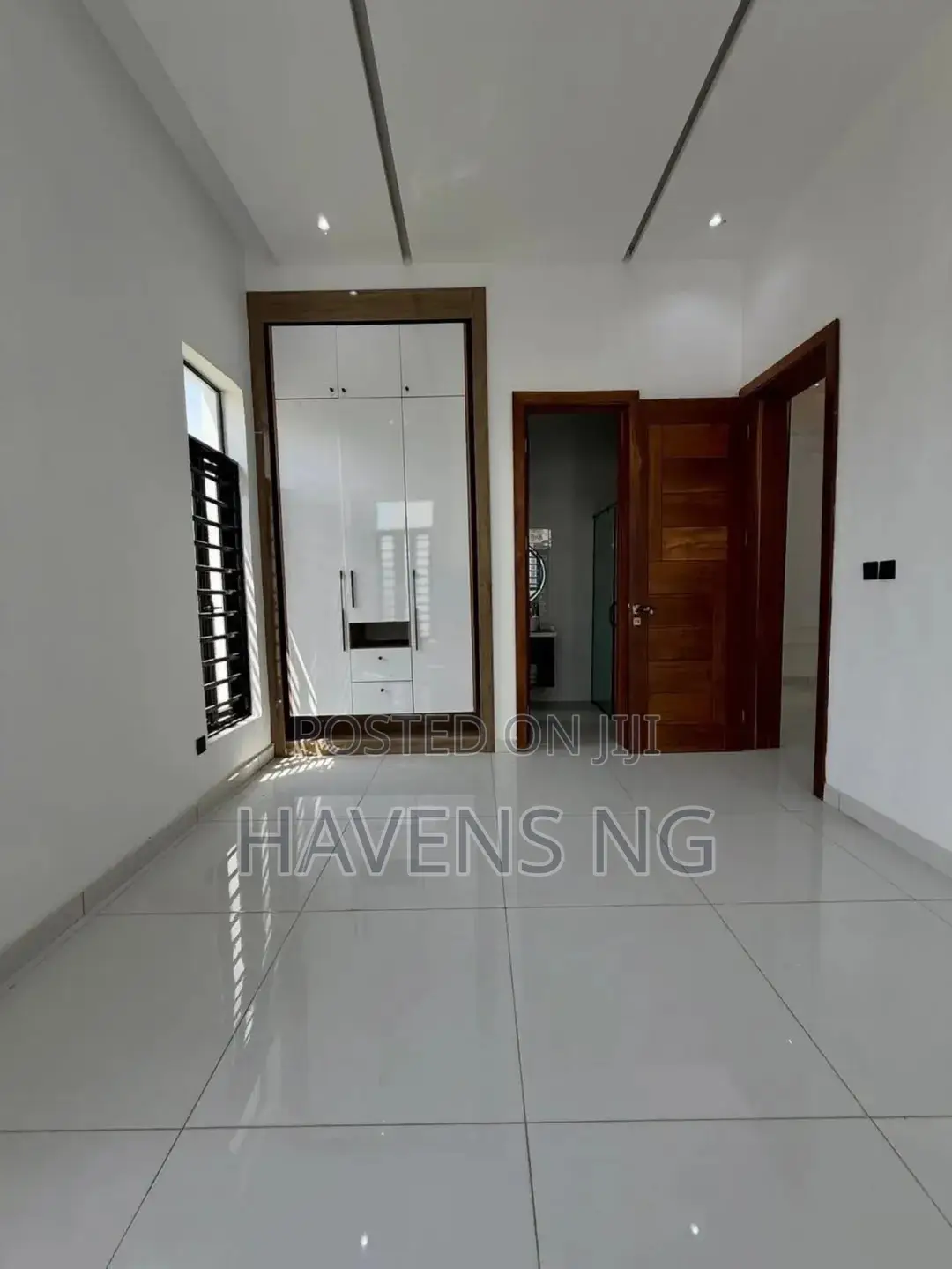 5bdrm Duplex in Ikota for sale