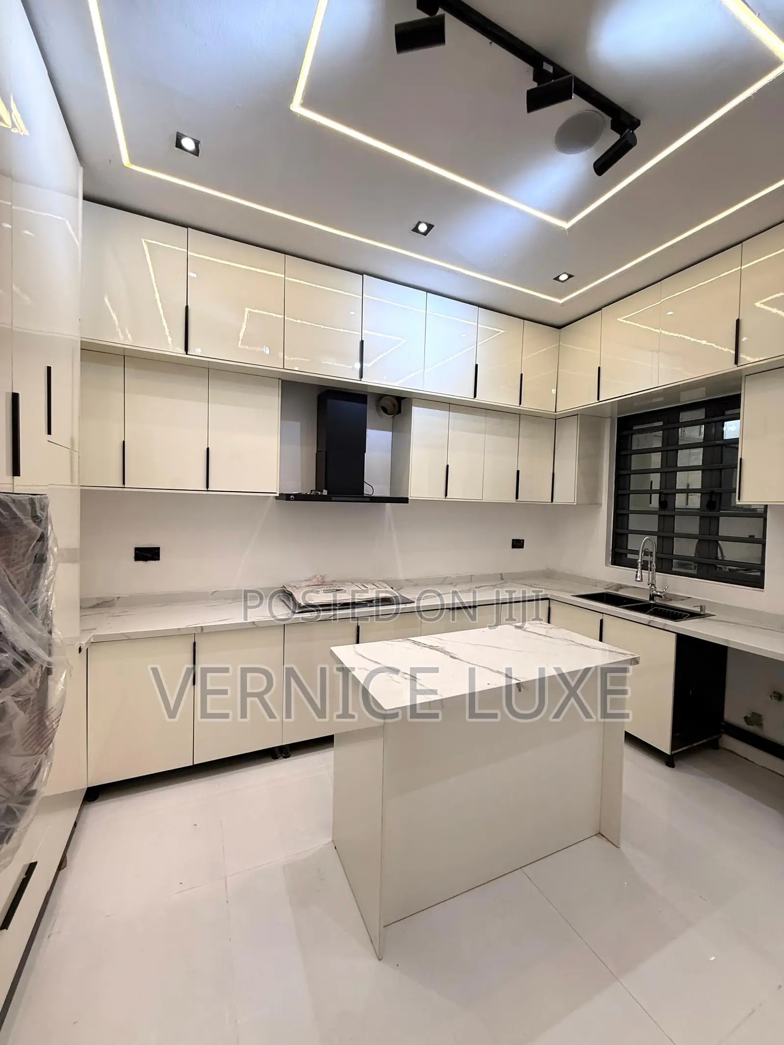 5bdrm Duplex in Ologolo for sale