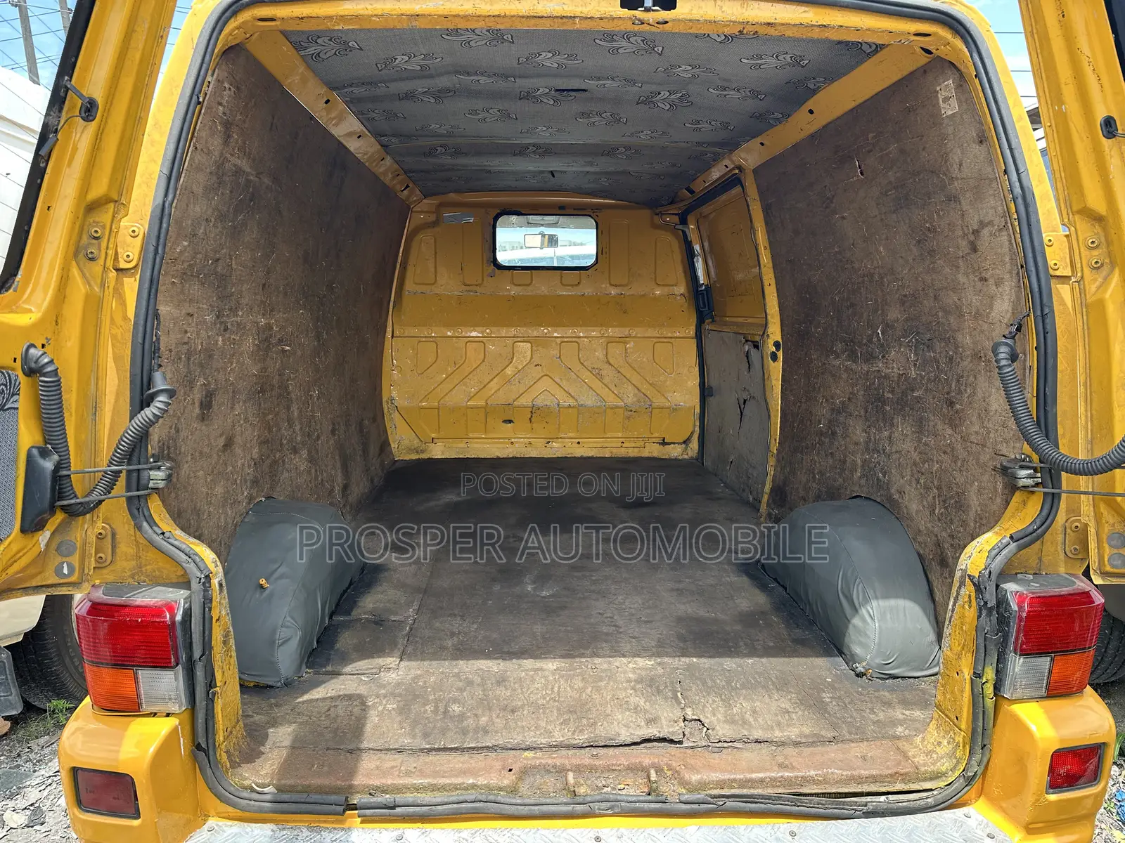 Volkswagen Transporter 2005 Yellow