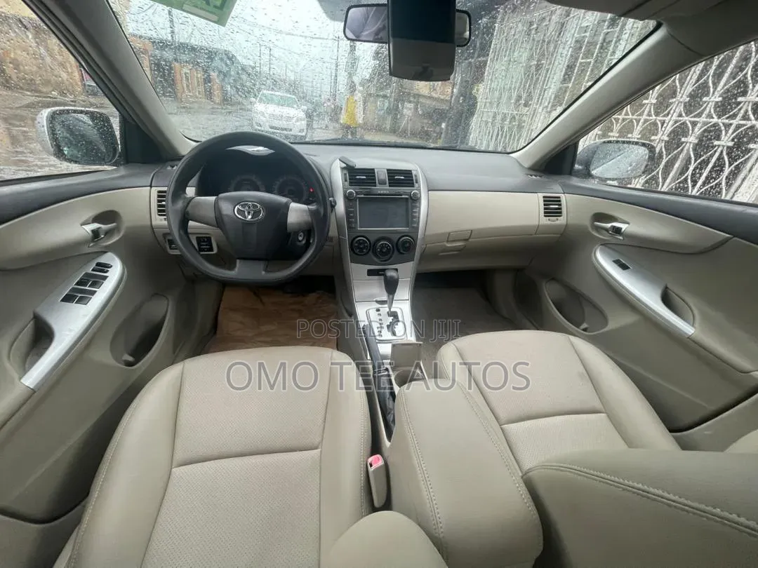 Toyota Corolla L 4-Speed Automatic 2013 Silver