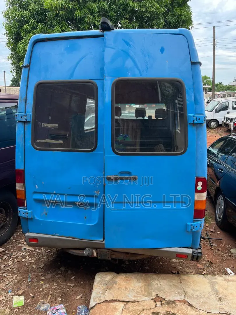 Mercedes-Benz Sprinter 2000 Blue