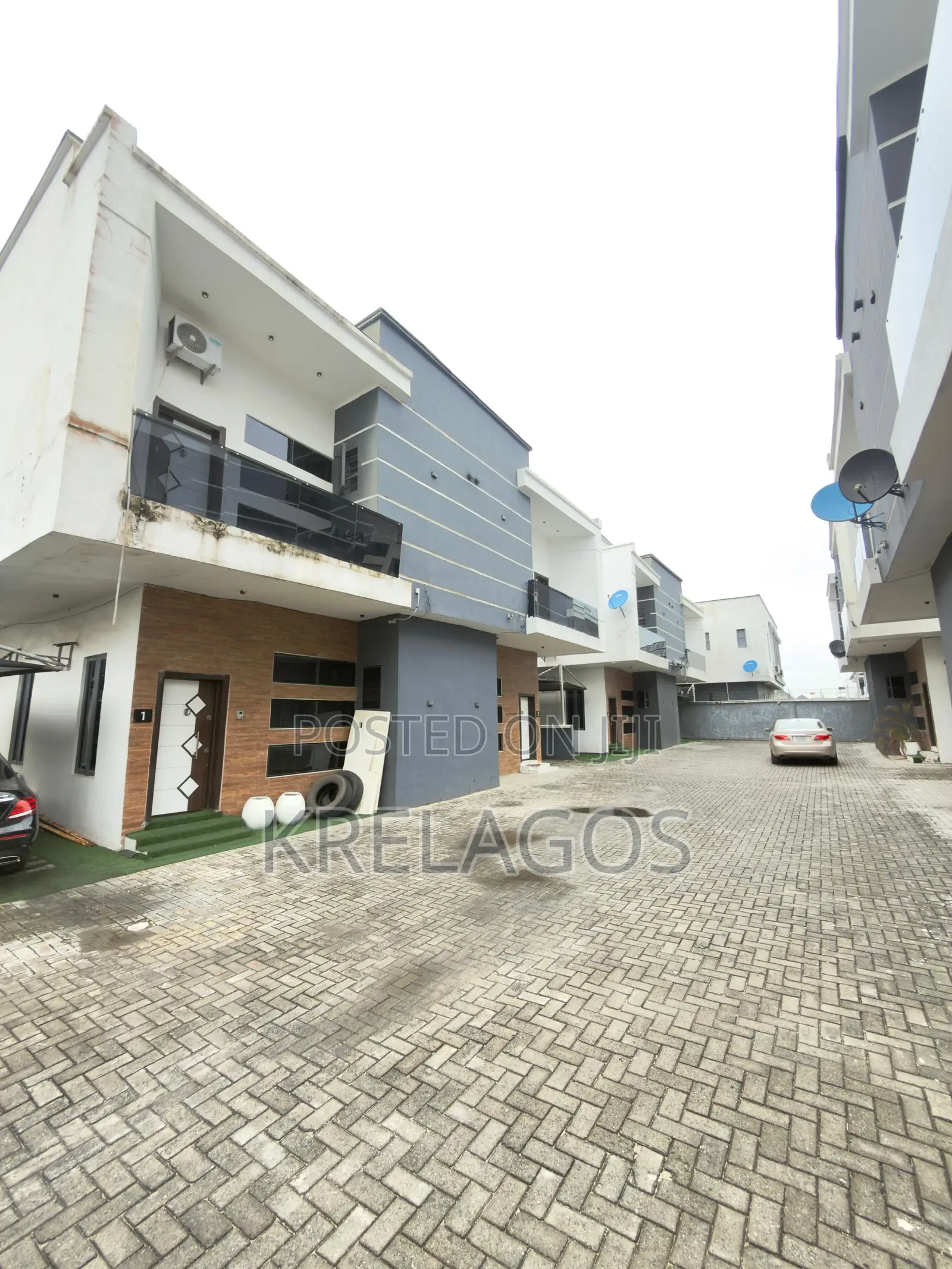 4bdrm Duplex in Orchid, Chevron for sale