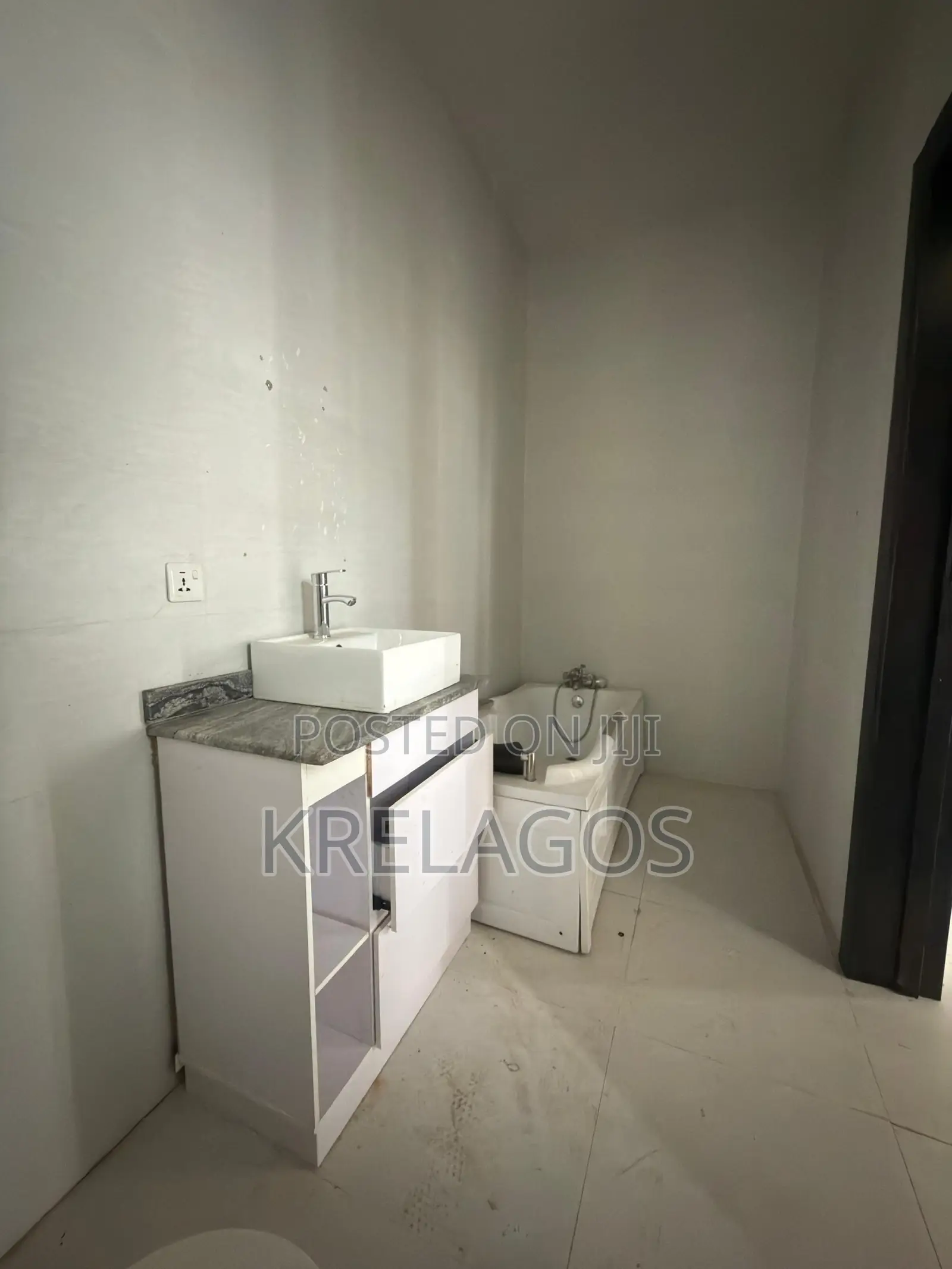 4bdrm Duplex in Orchid, Chevron for sale