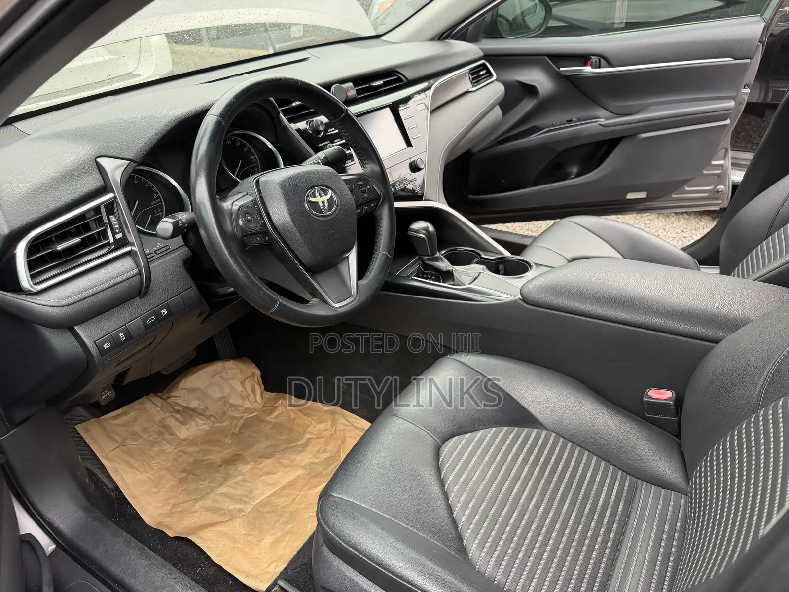 Toyota Camry SE FWD (2.5L 4cyl 8AM) 2018 Gray