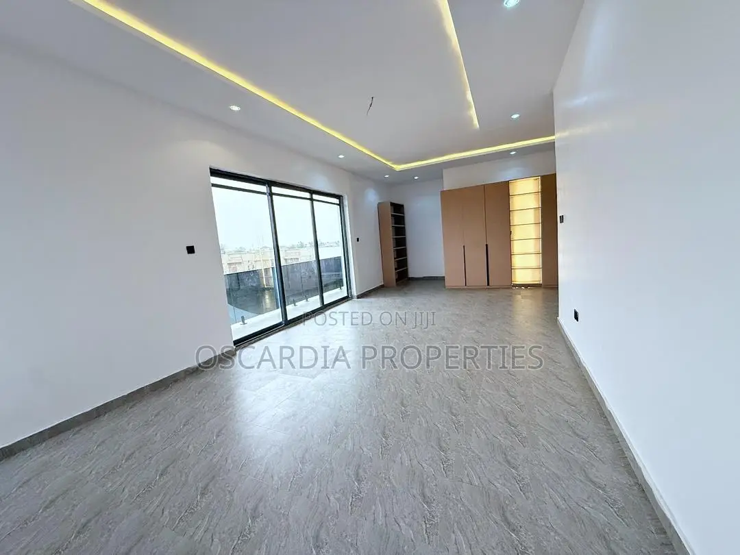 4bdrm Duplex in Ogombo for sale