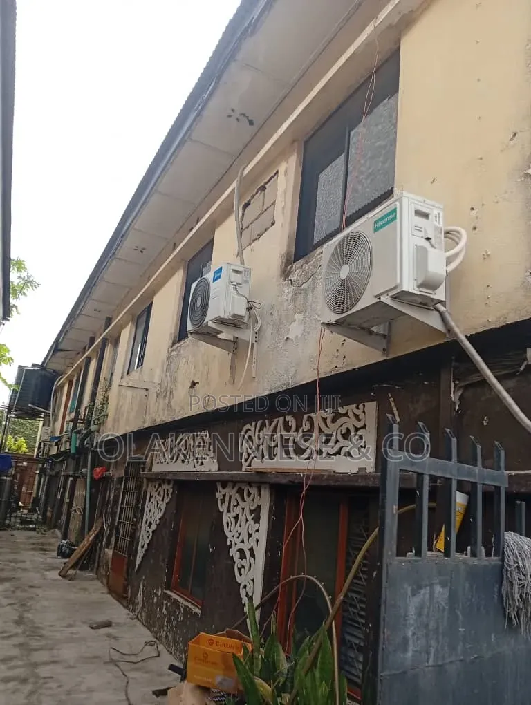 3bdrm Block of Flats in Adelabu for sale
