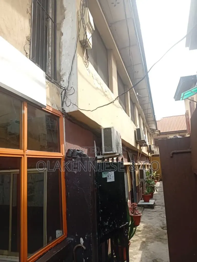 3bdrm Block of Flats in Adelabu for sale