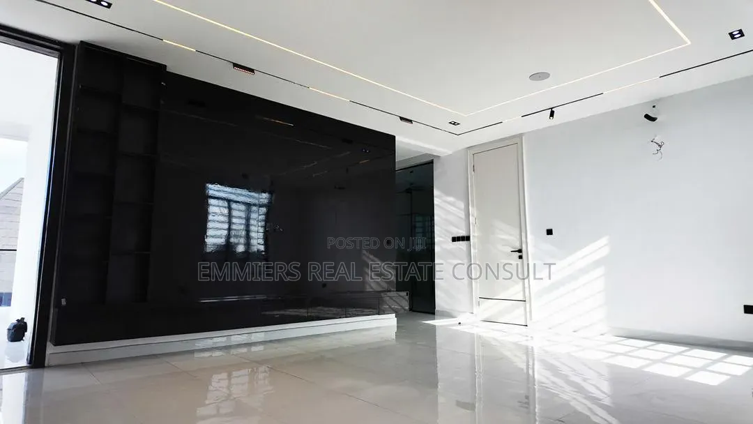5bdrm Duplex in Ikota for sale