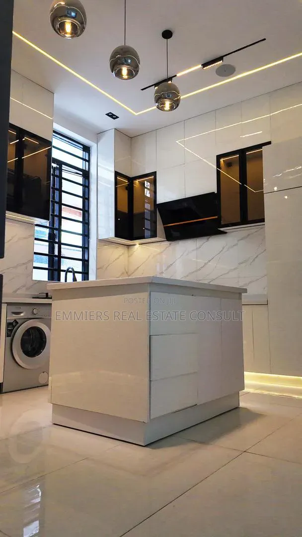 5bdrm Duplex in Ikota for sale