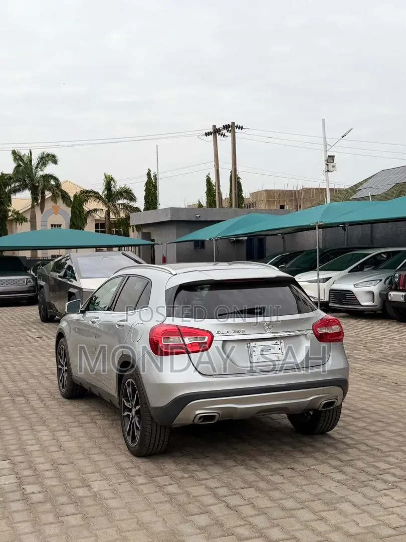 Mercedes-Benz GLA 250 2016 Silver
