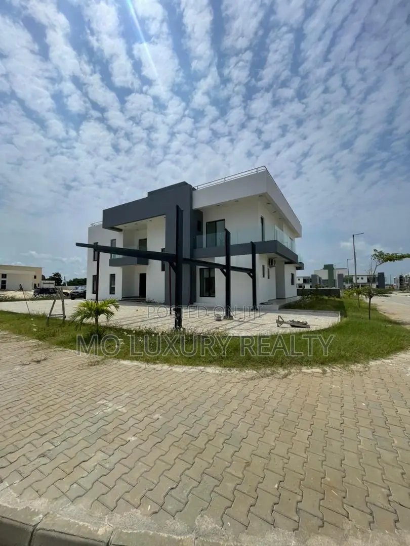 5bdrm Apartment in Lekki Phase 2 for rent
