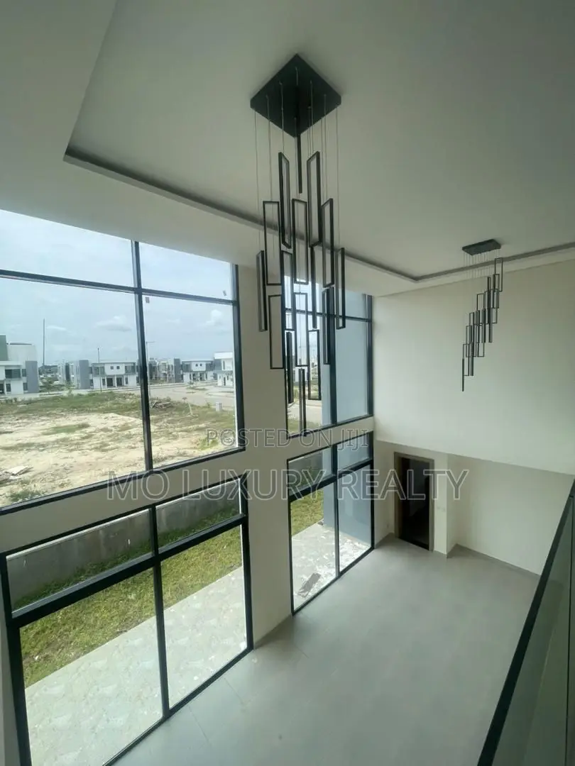 5bdrm Apartment in Lekki Phase 2 for rent