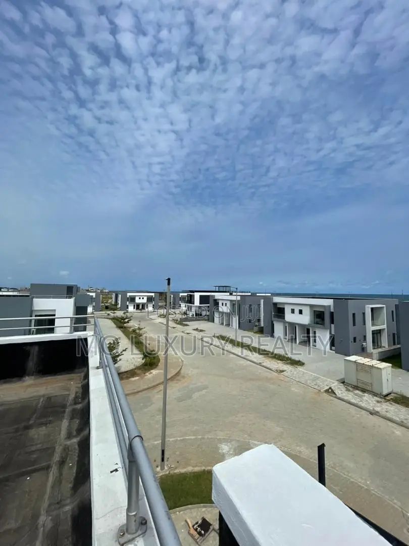 5bdrm Apartment in Lekki Phase 2 for rent