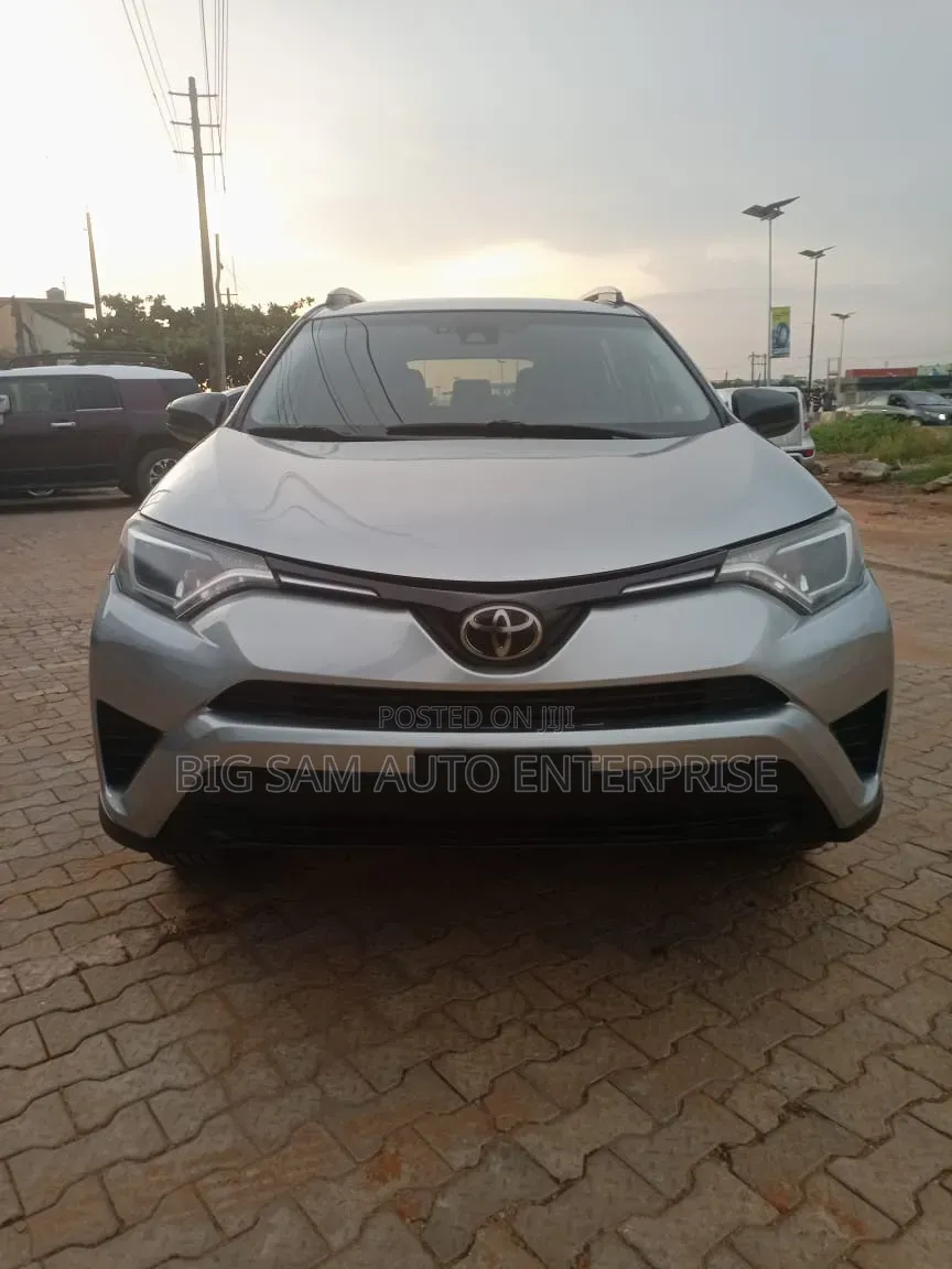 Toyota RAV4 LE FWD (2.5L 4cyl 6A) 2017 Silver