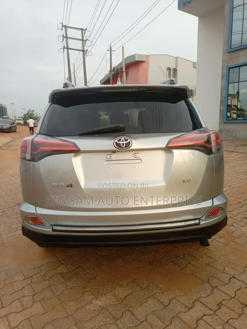 Toyota RAV4 LE FWD (2.5L 4cyl 6A) 2017 Silver