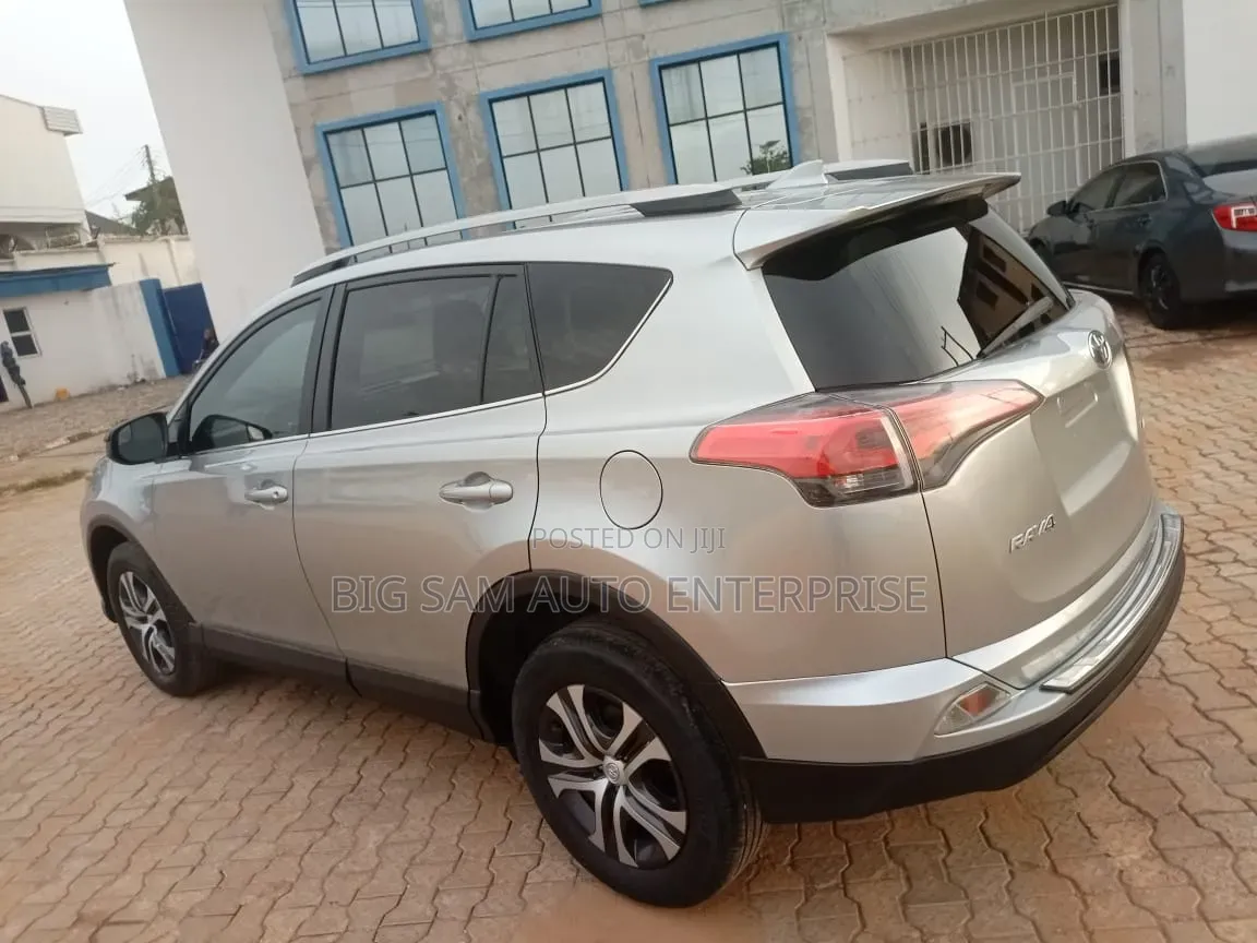 Toyota RAV4 LE FWD (2.5L 4cyl 6A) 2017 Silver