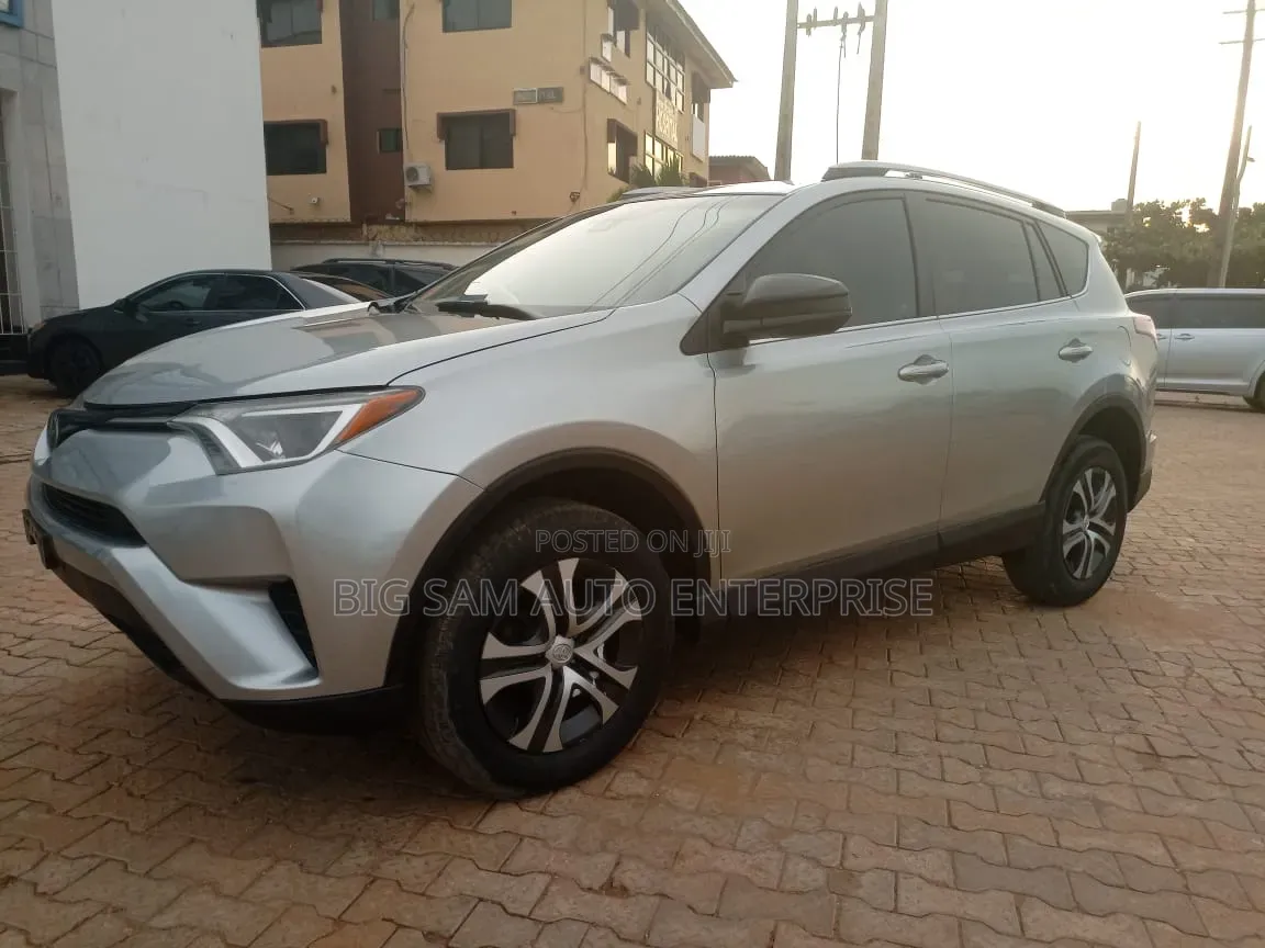 Toyota RAV4 LE FWD (2.5L 4cyl 6A) 2017 Silver