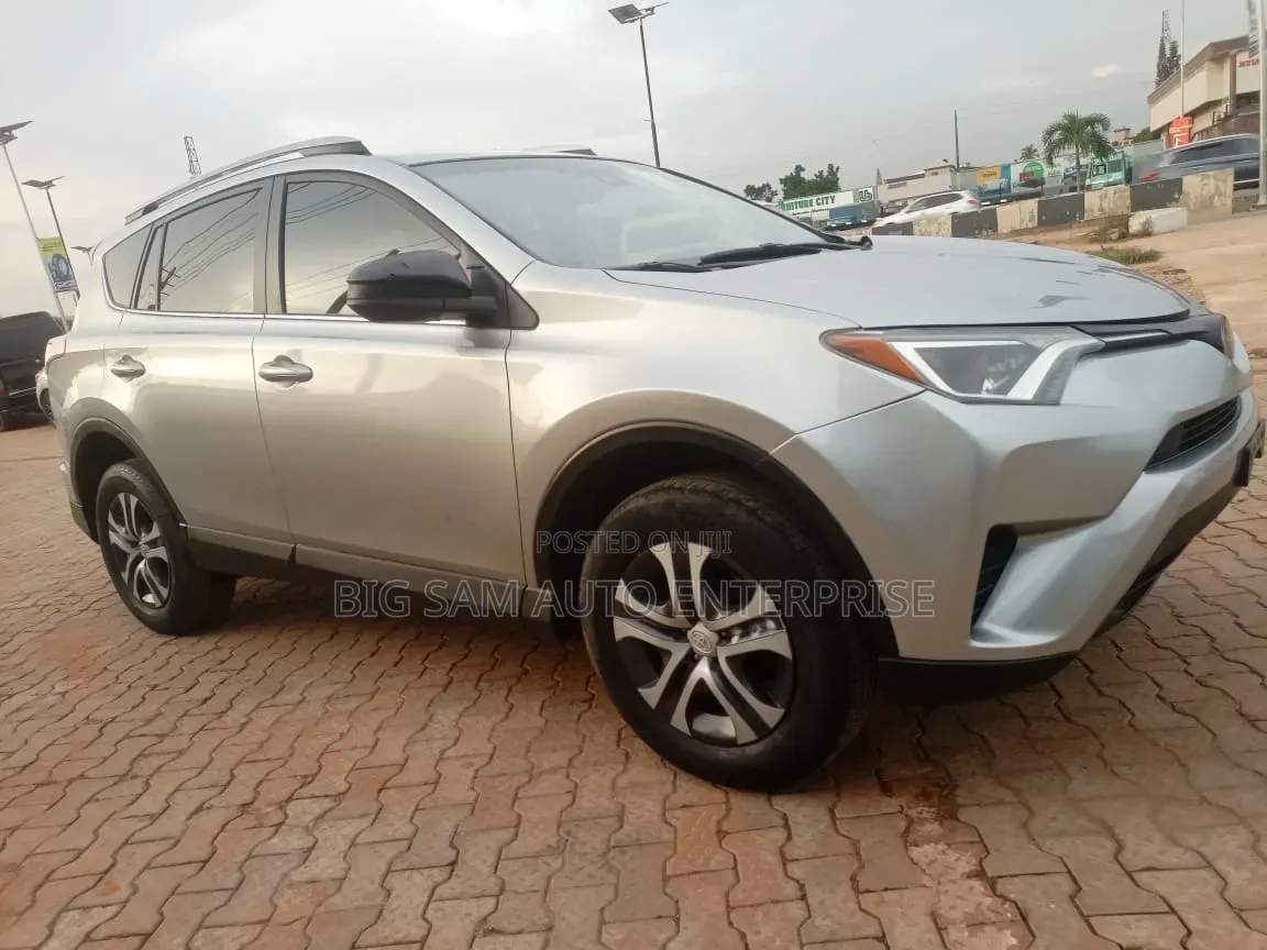 Toyota RAV4 LE FWD (2.5L 4cyl 6A) 2017 Silver