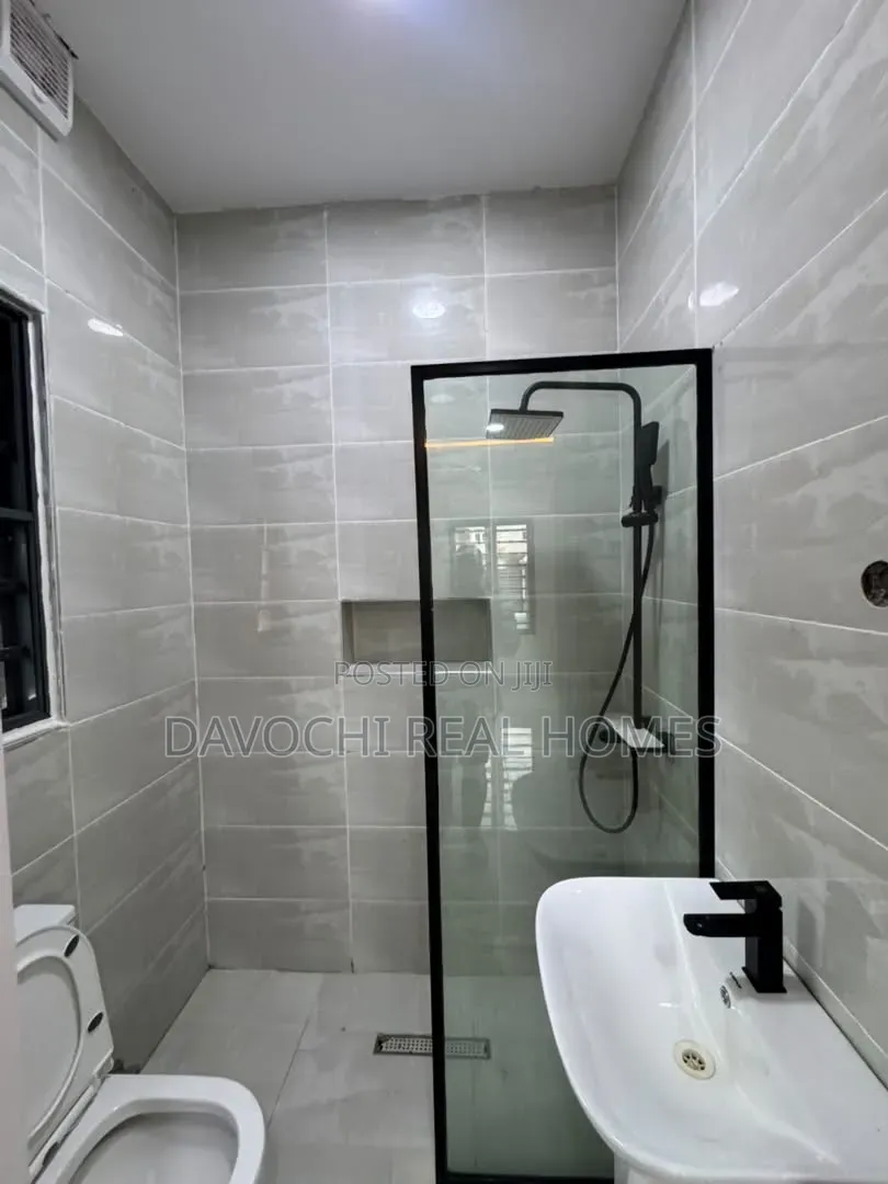 3bdrm Apartment in Lekki Phase 1 for rent