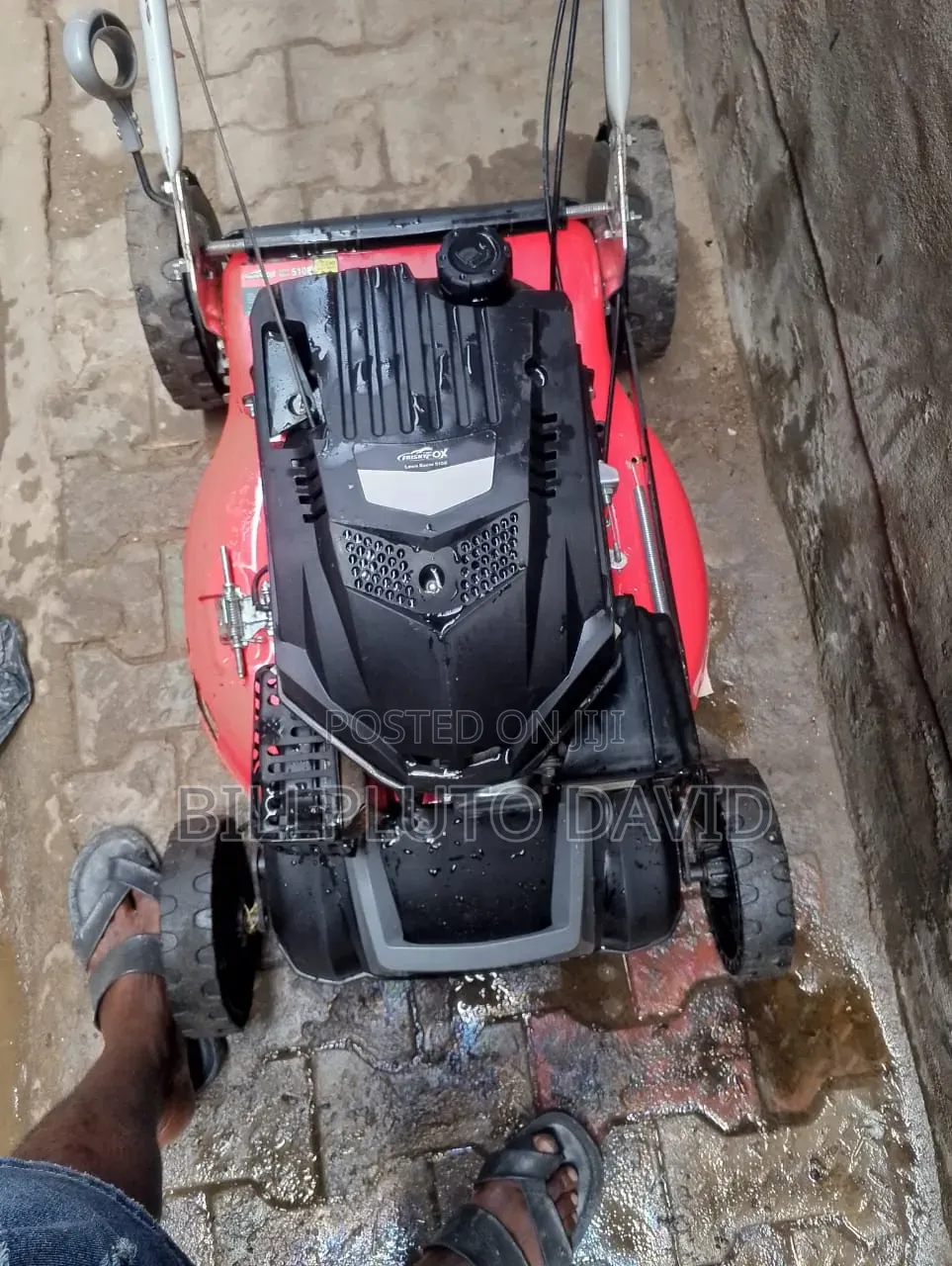 World Brand Lawn Mower Equipped With a Briggs Stratton 500e Series