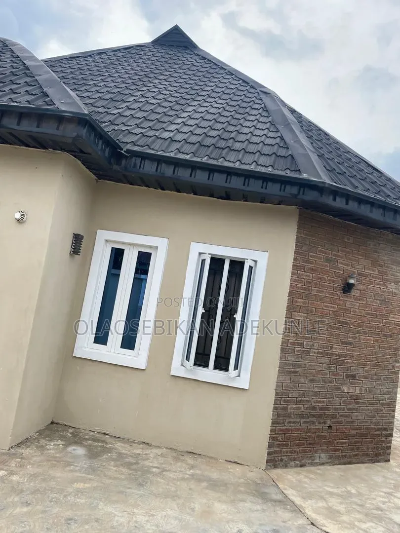 2bdrm Bungalow in Akala Express, Akobo for sale