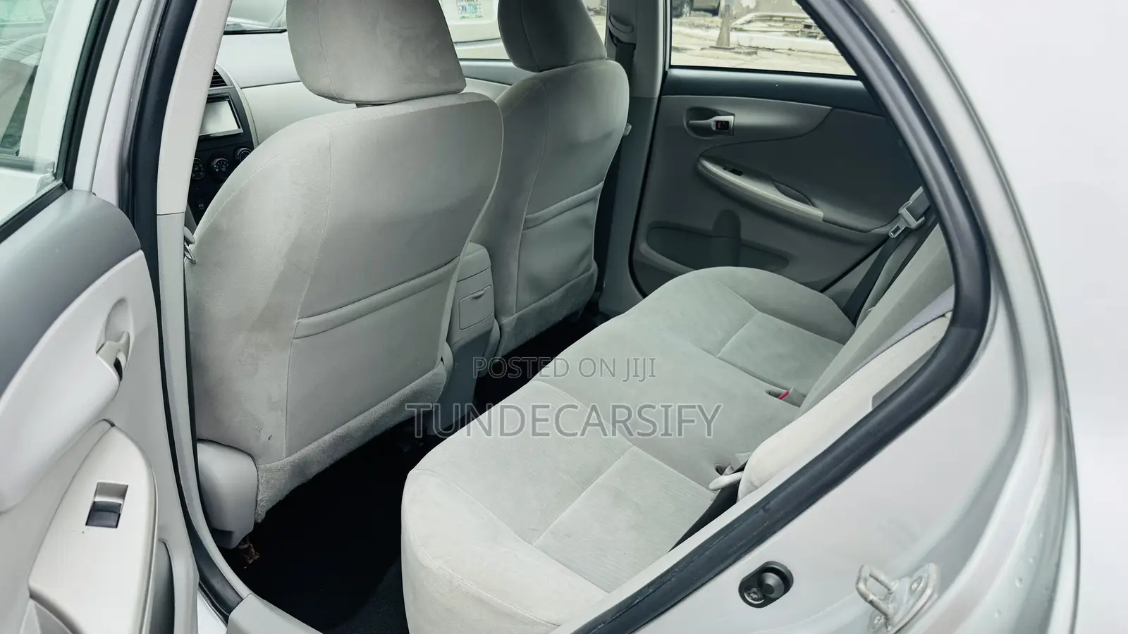 Toyota Corolla LE 4dr Sedan (1.8L 4cyl 4A) 2010 Silver