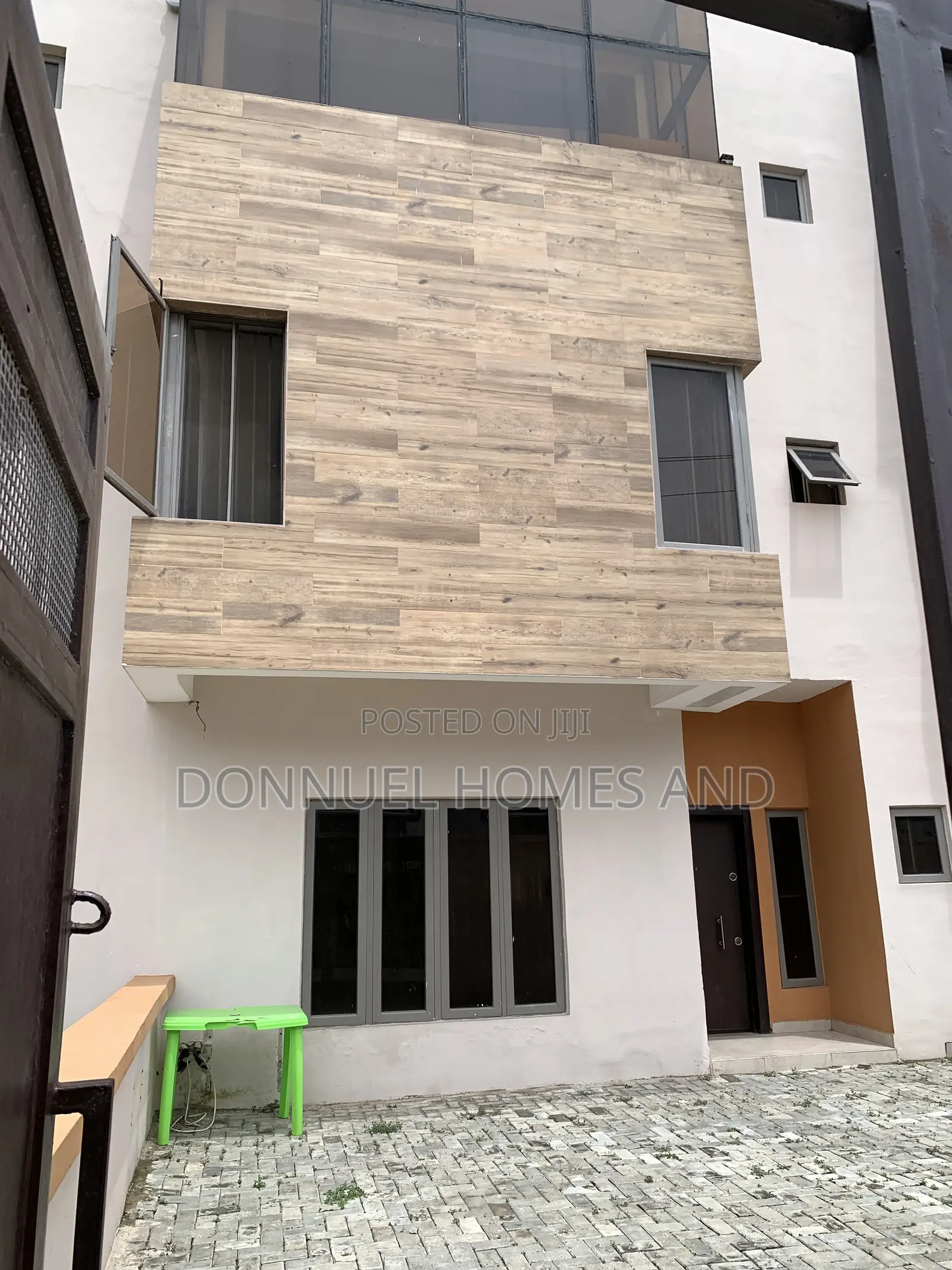 4bdrm Townhouse / Terrace in Ikota for rent