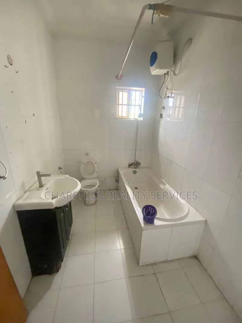 3bdrm Apartment in Lekki Phase 1 for rent