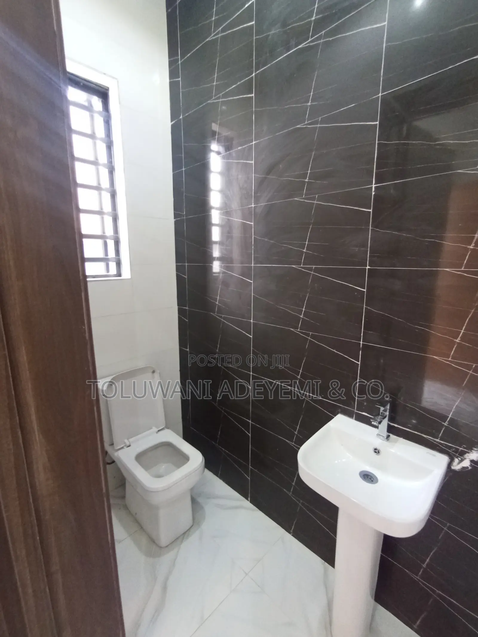 4bdrm Townhouse/Terrace in Ogombo for sale