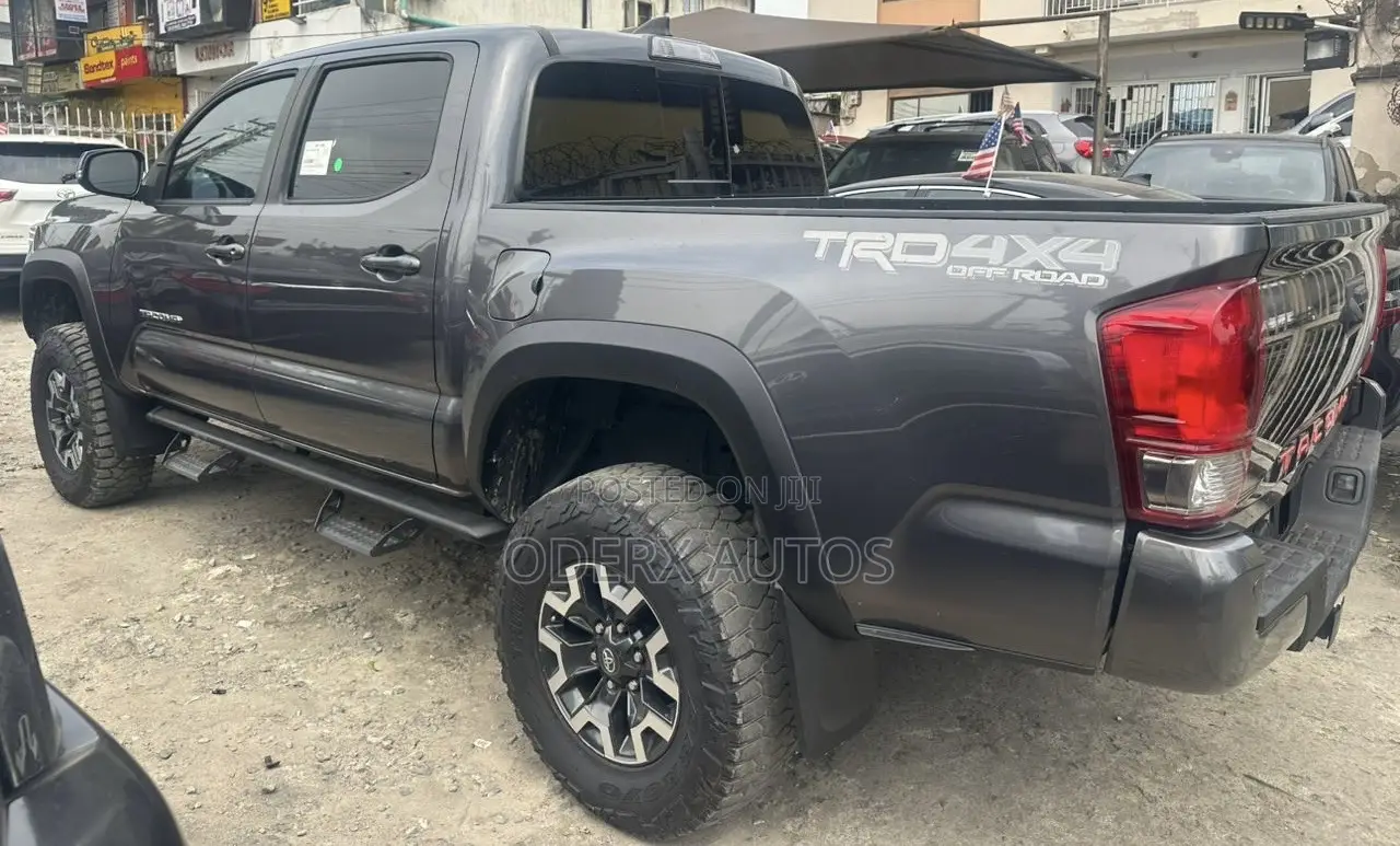 Toyota Tacoma SR5 2017 Gray