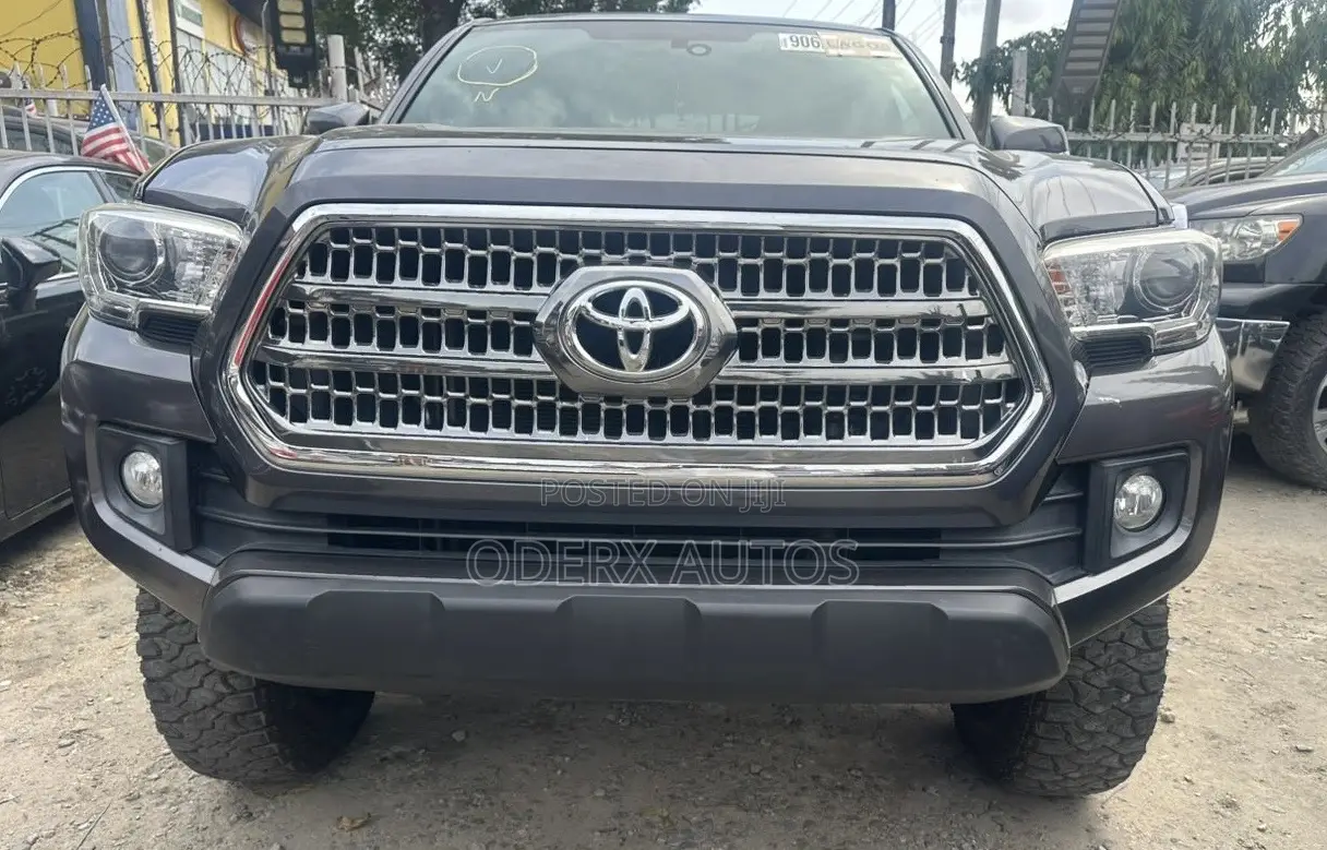 Toyota Tacoma SR5 2017 Gray