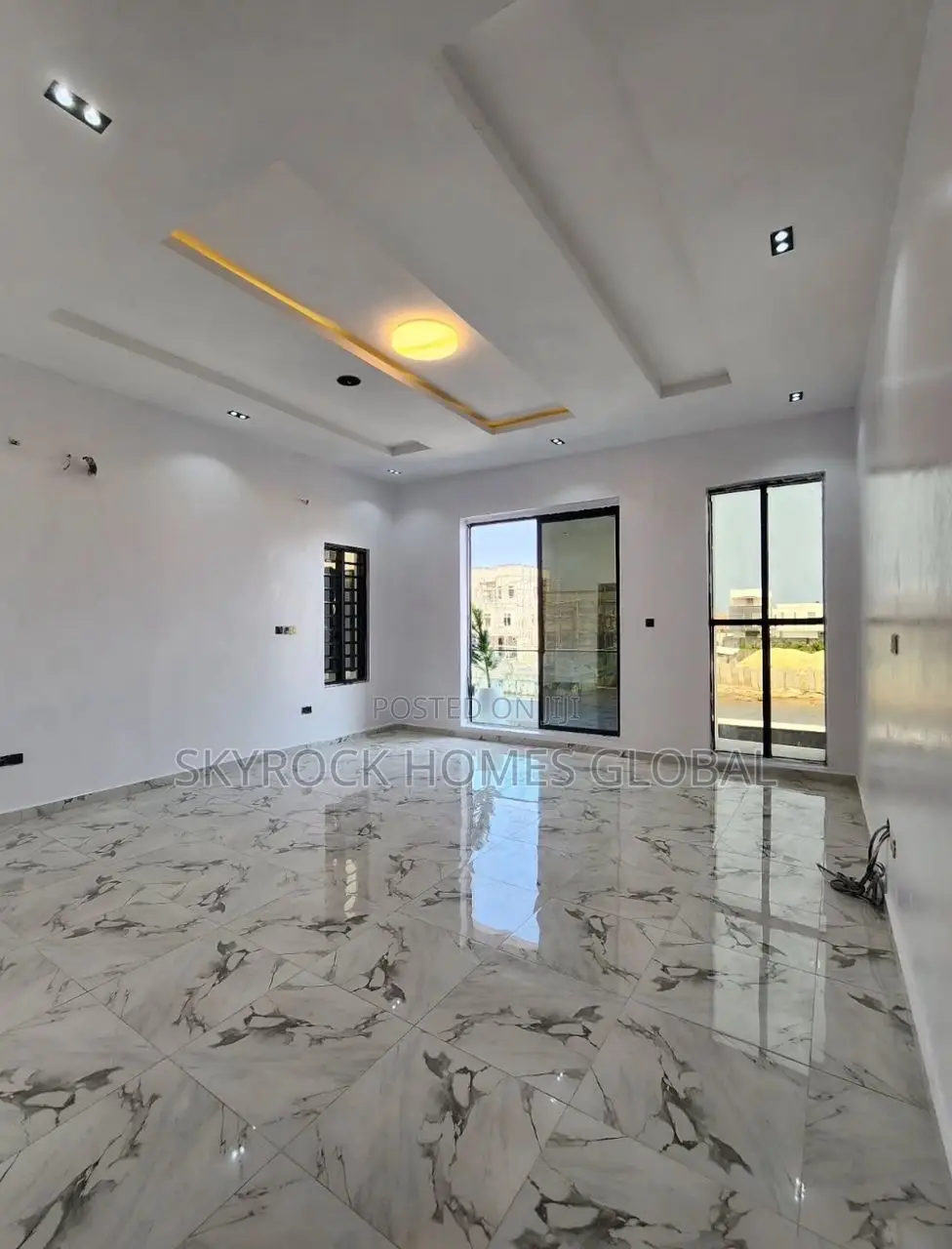 4bdrm Duplex in Chevron for sale