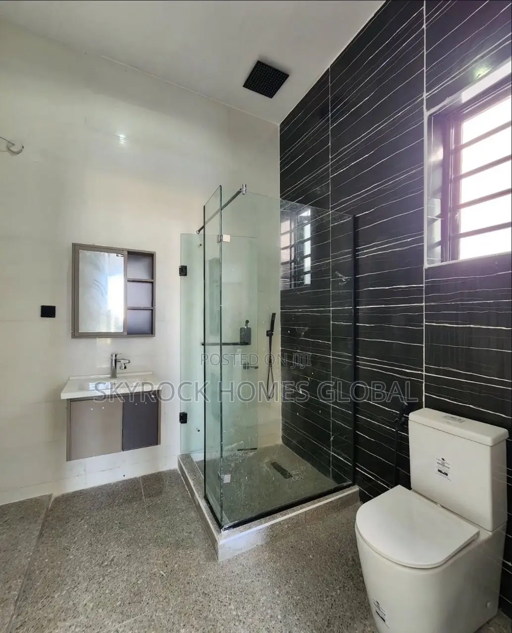 4bdrm Duplex in Chevron for sale