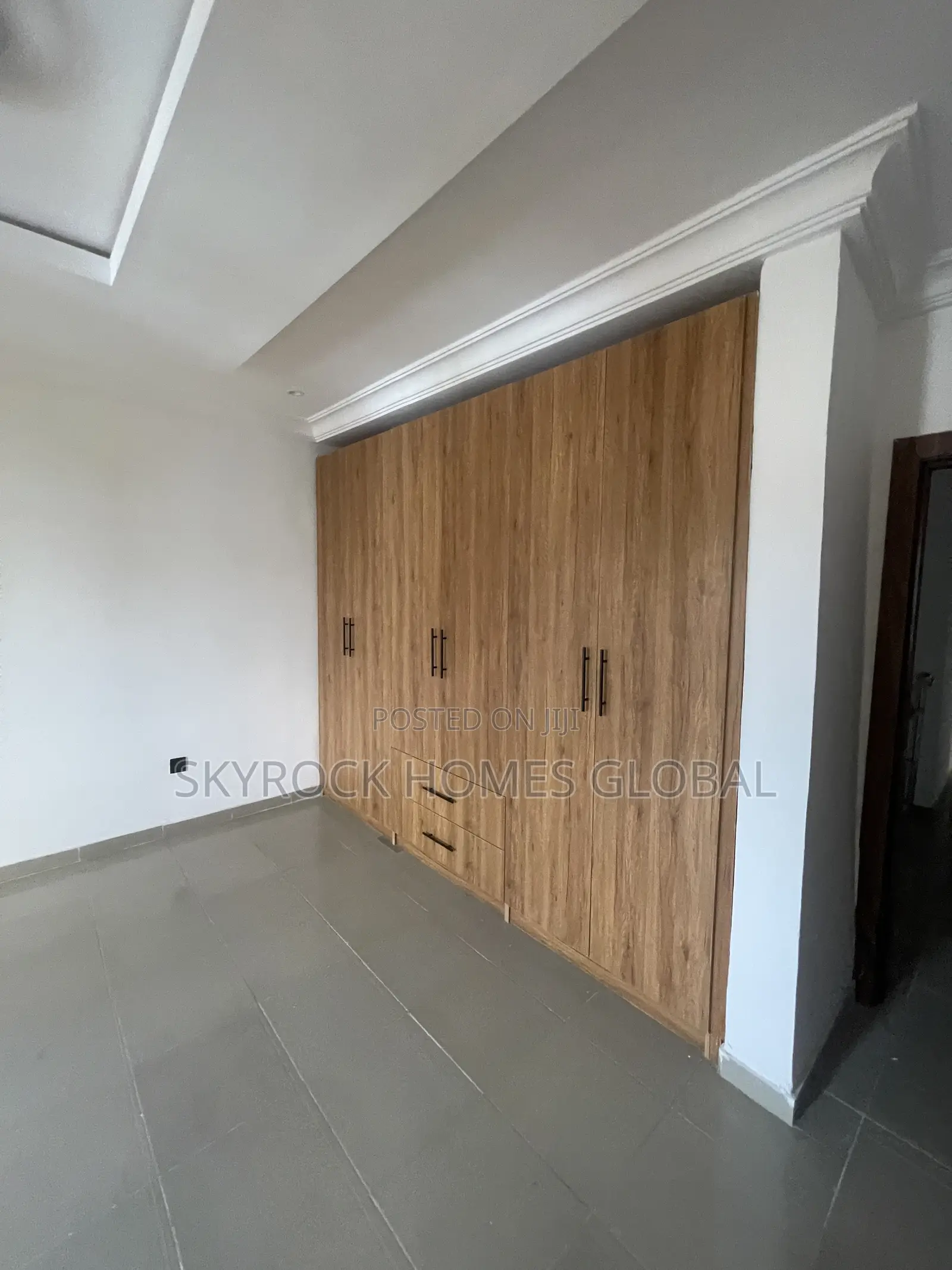 4bdrm Duplex in Chevron for rent