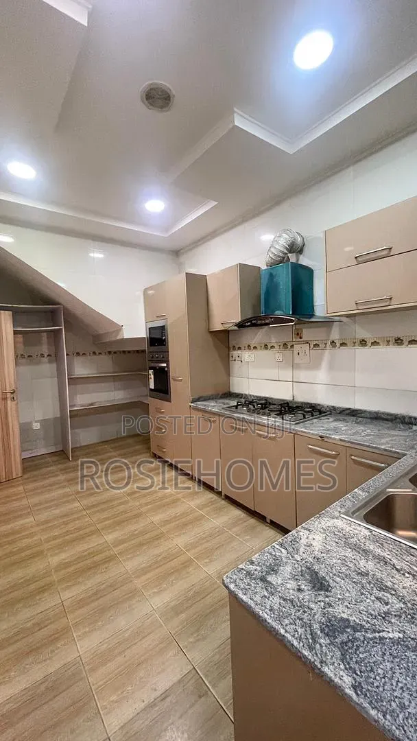 4bdrm Duplex in View Estate, Chevron for rent