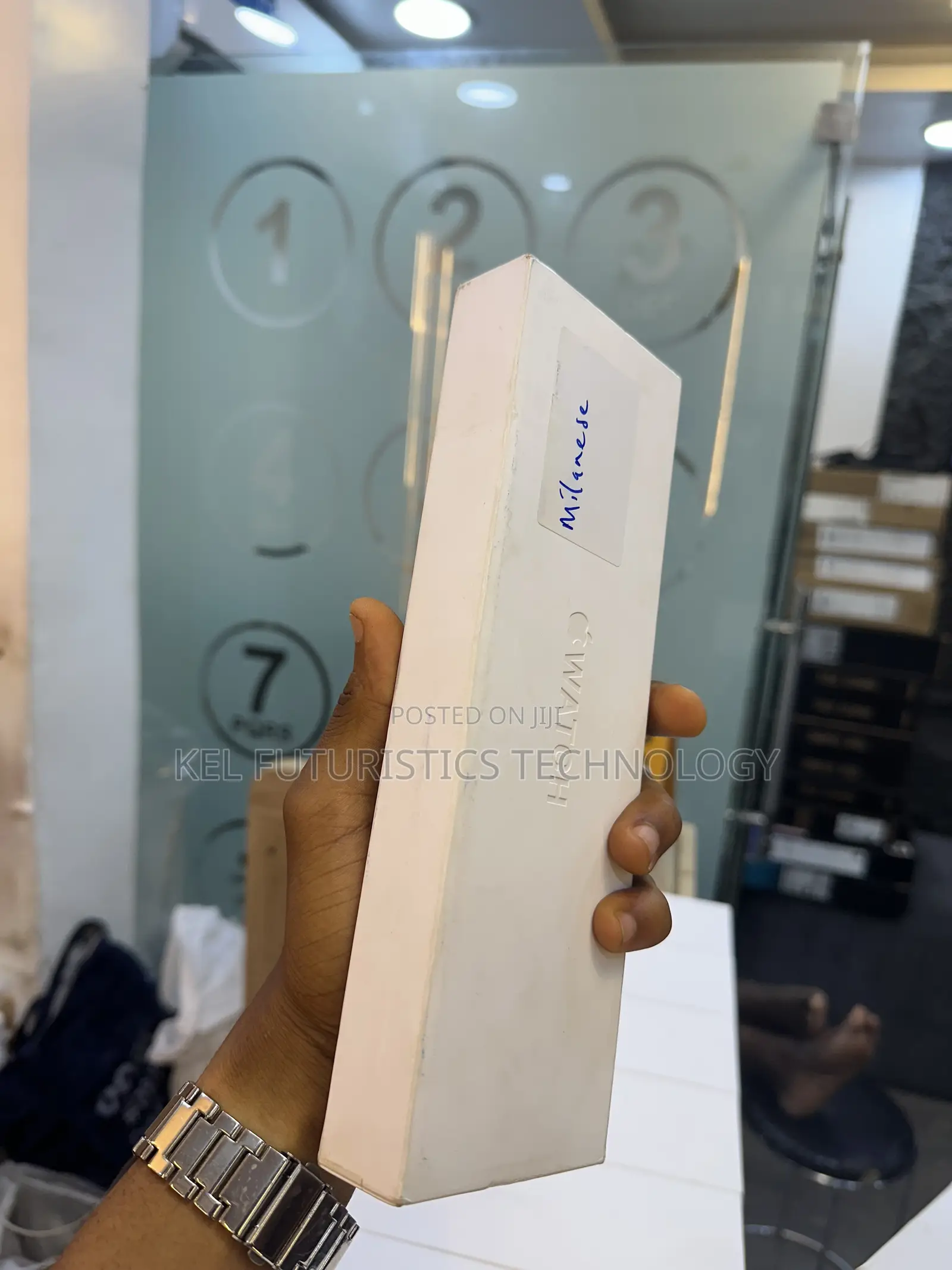 Apple Watch Series 11 42mm Natural Titanium