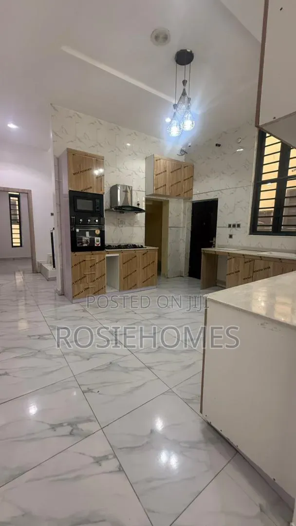 4bdrm Duplex in View Estate, Ikota for rent